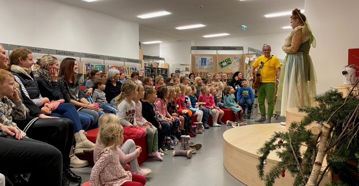 Auftretende und Kinder in der Stadtbücherei Spittal