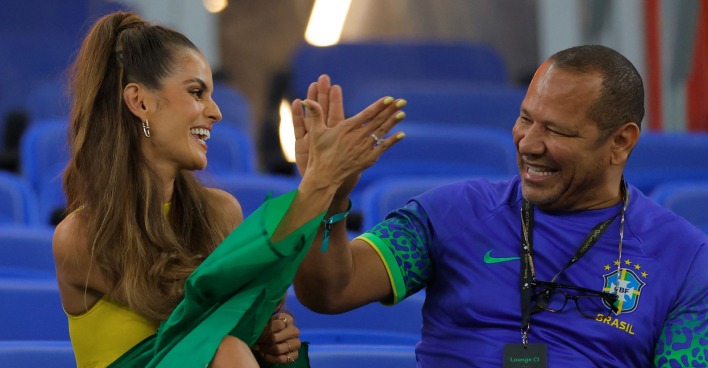 Izabel Goulart klatscht mit dem Vater von Neymar auf der Tribüne ein.