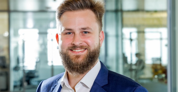 Michael Janicek im Büro | Helvetia Österreich