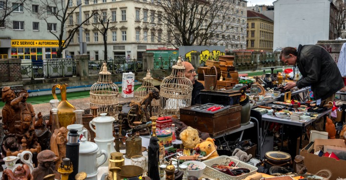Mann stöbert am Flohmarkt | Credit: iStock.com/FotoGablitz