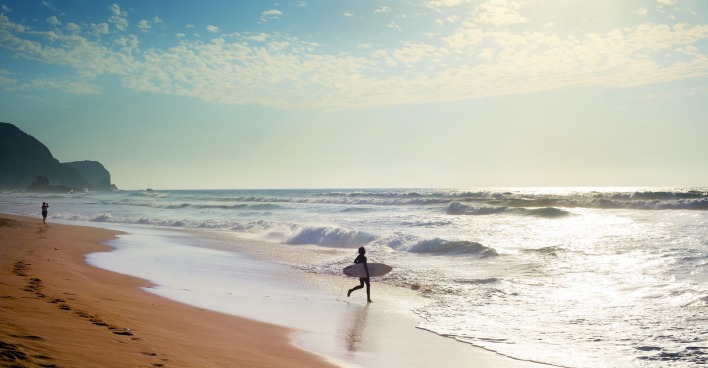 Strand, Meer und Surfer in Portugal. | Credit: iStock.com/joyt