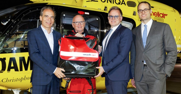 Uniqa- und ÖAMTC-Vertreter vor einem Rettungshubschrauber | Credit: ÖAMTC/Bauer