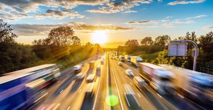 Stark befahrene Autobahn | Credit: iStock.com/yevtony
