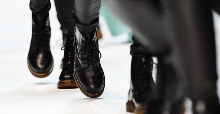 Mehrere Paar Dr. Martens Schuhe auf dem Laufsteg. | Credit: Soeren Stache / dpa / picturedesk.com