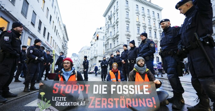 Klimakleber in Wien | Credit: EVA MANHART / APA / picturedesk.com