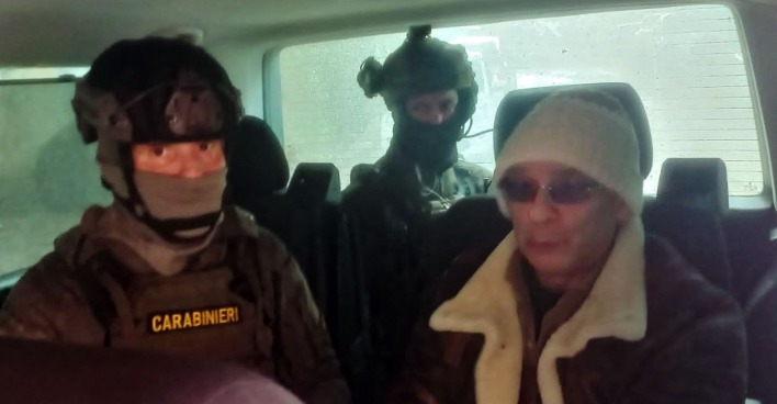 Cosa Nostra-Boss Matteo Messina Denaro mit Polizisten in einem Auto. | Credit: - / AFP / picturedesk.com