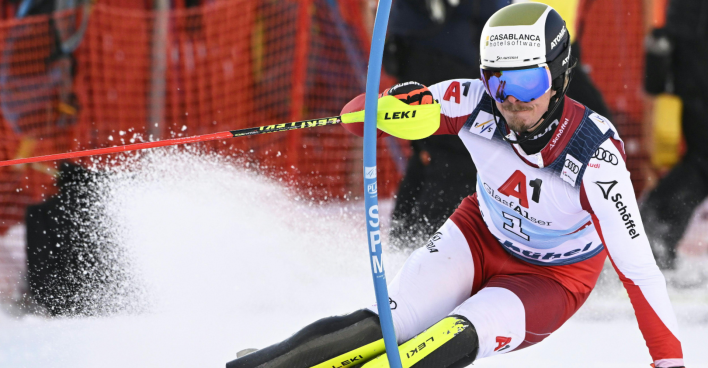 Manuel Feller, der im Slalom von Kitzbühel eine blaue Torstange umfährt