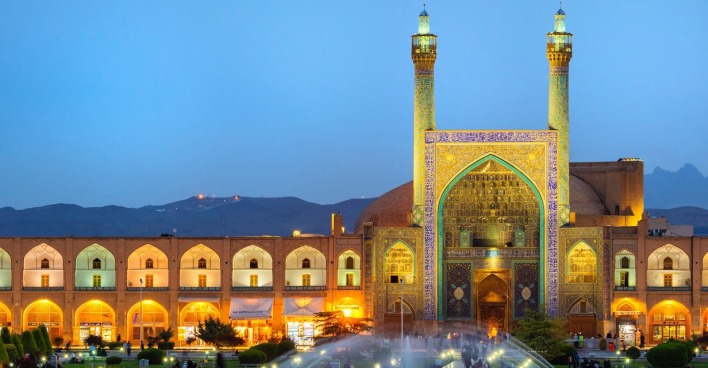 Beleuchtete Moschee im Iran | Credit: G&amp;M Therin-Weise / robertharding / picturedesk.com