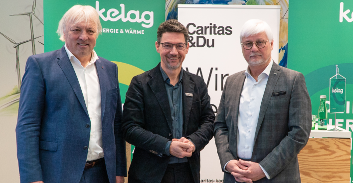 Adolf Melcher, Ernst Sandriesser und Manfred Freitag vor drei Rollups der KELAG sowie der Caritas Kärnten