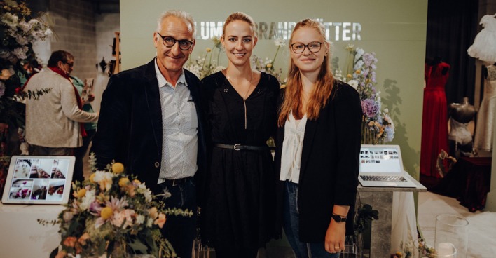 Der Brandstätter Floristik-Geschäftsführer mit zwei Mitarbeiterinnen. | Credit:  wearetheclick