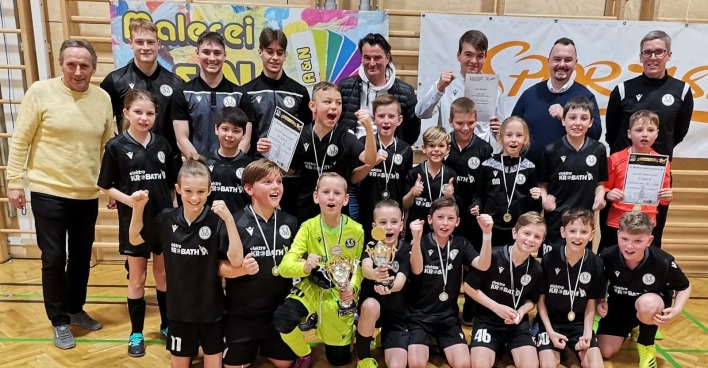 Die Nachwuchsspieler des SV SPORTASTIC Spittal jubeln in der Spittaler Ballsporthalle über den Turniersieg in drei Altersklassen