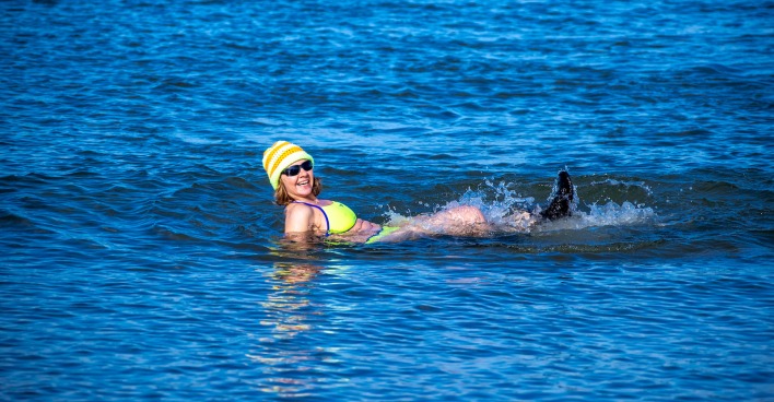 Frau badet mit gelber Haube im winterlichen See | Credit: Jens Büttner / dpa / picturedesk.com