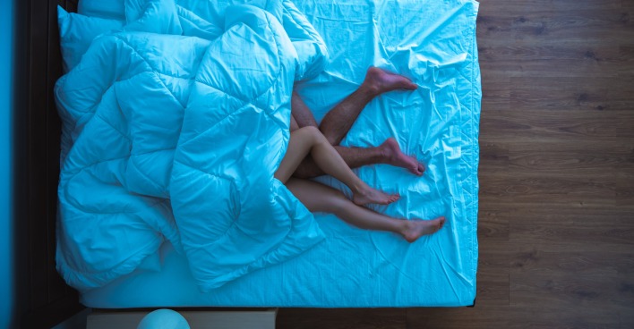 Frau und Mann liegen im Bett