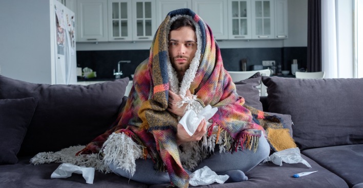 Mann leidet an "Männerschnupfen". | Credit: iStock.com/Alexander Medvedev