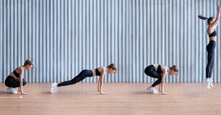 Viermal dieselbe Frau, die die Übungskombination von Burpees macht. | Credit: iStock.com/ undrey