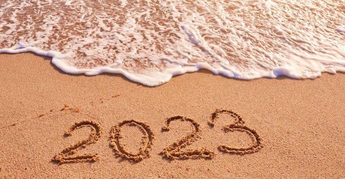 2023 in den Sand am Strand gemalt. | Credit: iStock.com/sandsun