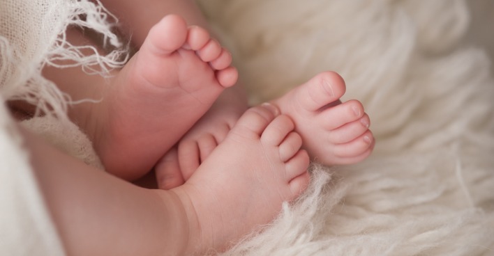 Zwei Paar Babyfüße | Credit: iStock.com/katrinaelena