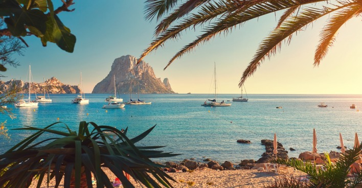 Strand und Meer auf Ibiza. | Credit: iStock.com/amoklv
