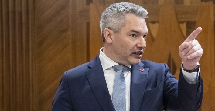 Bundeskanzler Karl Nehammer erklärt etwas und deutet dabei mit dem Zeigefinger in die Luft