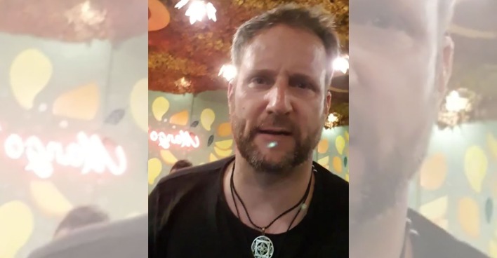 Screenshot aus Matthias Strolz Video. Er trägt einen Bart und Kette mit Anhänger.