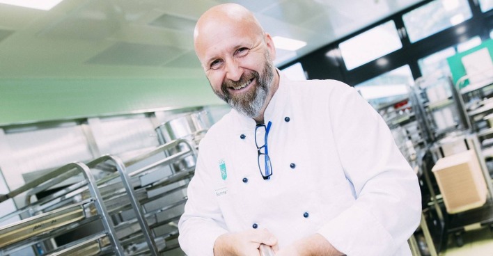 Thomas Sommer bei seiner Arbeit als Küchenmeister | Credit: Thomas Sommer