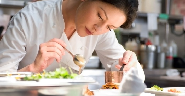 Catherine Zeta-Jones im Film "Rezept zum Verlieben" bei der Zubereitung eines Gerichts | Credit: Everett Collection / picturedesk.com