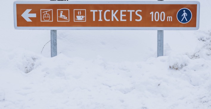Oranger Wegweiser im Schnee zum Ticketverkauf. | Credit:  JFK / EXPA / picturedesk.com
