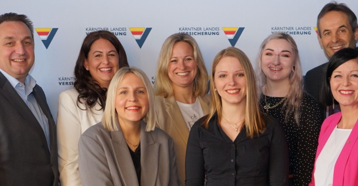 Vertreter der KLV und drei Unternehmensgründerinnen stehen vor einem Banner der KLV