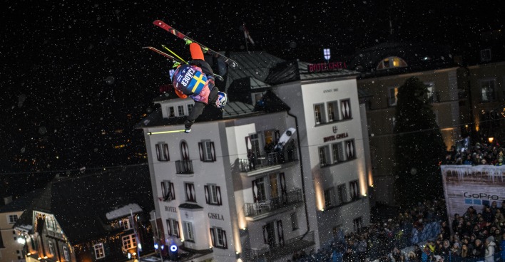 Freeskier springt in die Höhe und zeigt einen Trick. | Credit: Joerg Mitter / Red Bull Content Pool