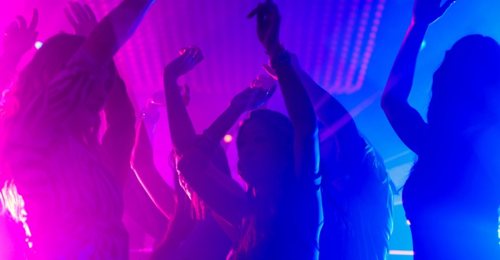 Eine Gruppe von Frauen tanzt in einem Disco-Club zur Musik