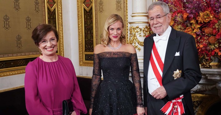 Bundespräsident Alexander Van der Bellen mit Doris Schmidauer und Mirjam Weichselbraun am Opernball