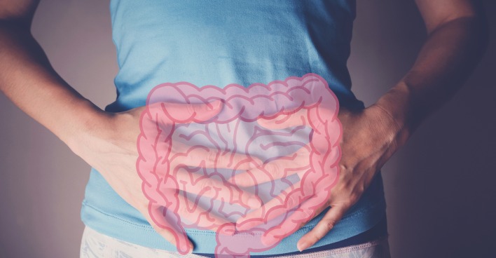 Dame hält Hände an Bauch, Darm sichtbar