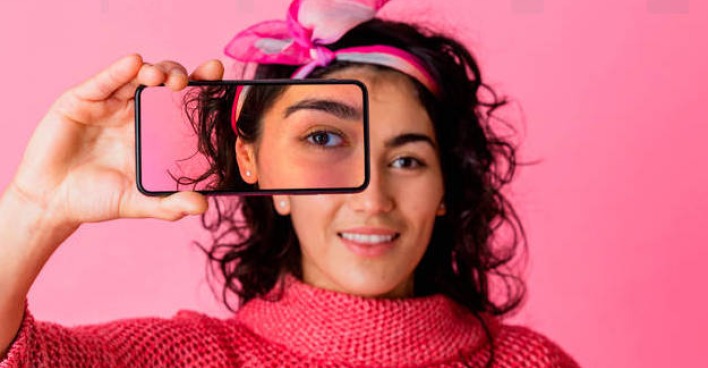 Junge Frau mit Beauty-Filter