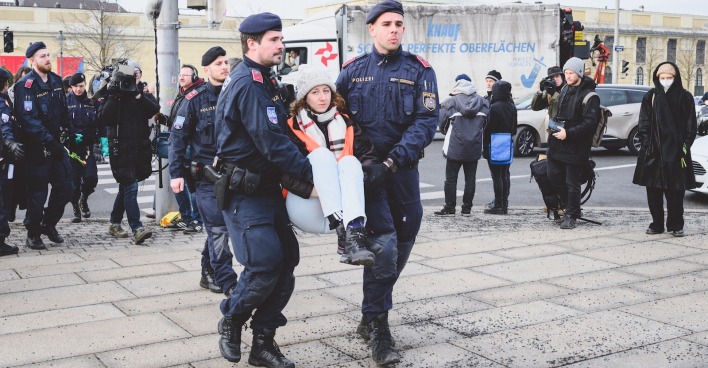 Ein Einsatz der Polizei. Zwei Beamte tragen ein junges Mädchen weg.