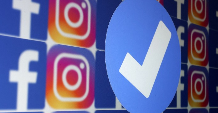 Das Logo von Facebook und Instagram, darüber das blaue Verifizierungs-Hakerl.