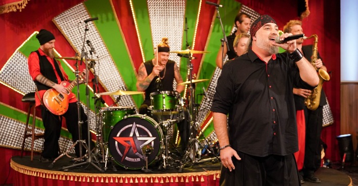 Die Band Russkaja bei einem Auftritt in Willkommen Österreich