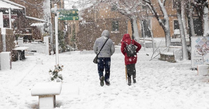 Wintereinbruch auf Mallorca. Zwei Spaziergänger im Schnee.