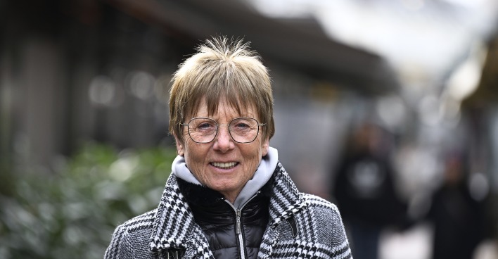 Annemarie Moser-Pröll in einem grau-karrierten Mantel