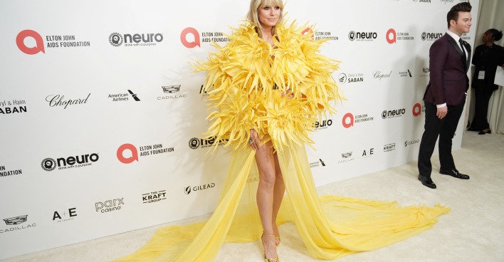 Heidi Klum im gelben Federkleid