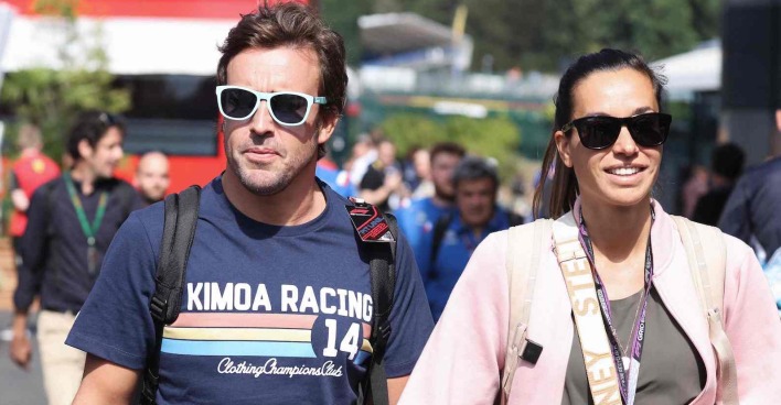 Fernando Alonso und Andrea Schlager Händchen haltend und mit Sonnenbrille