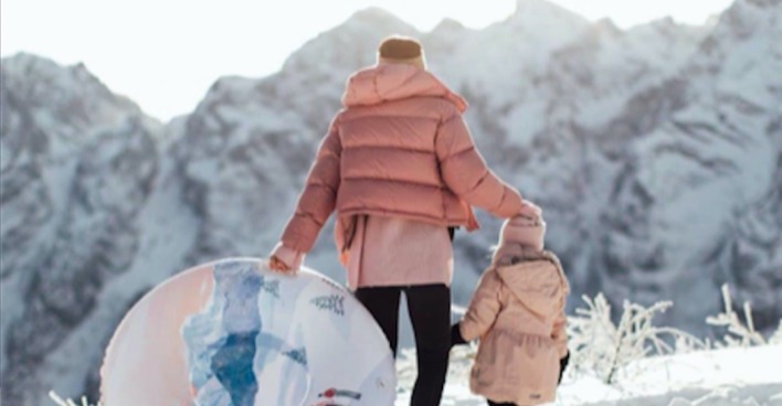 Mutter und Tochter von Hinten mit Snowtubing-Ring