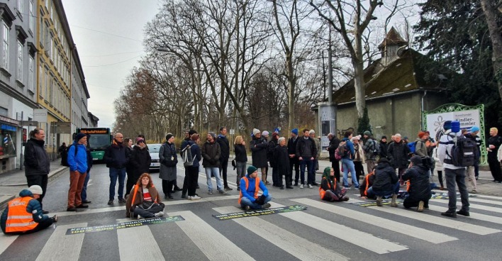 Verkehrsblockade der Klimaaktivisten auf der Glacisstraße