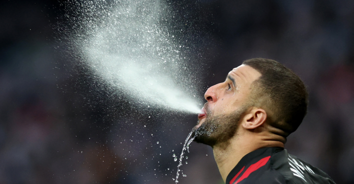 Kyle Walker spuckt Wasser