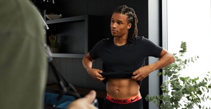 Nathan Aké zieht sich vor der Kamera aus