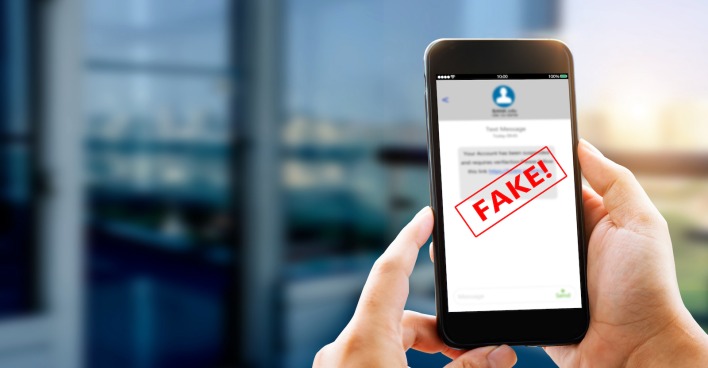 Auf einem Smartphone steht groß "FAKE!"
