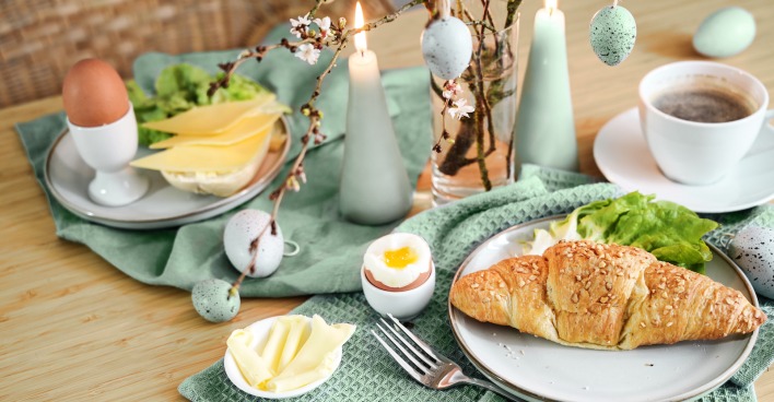 Reich gedeckter Tische für das Oster-Frühstück.