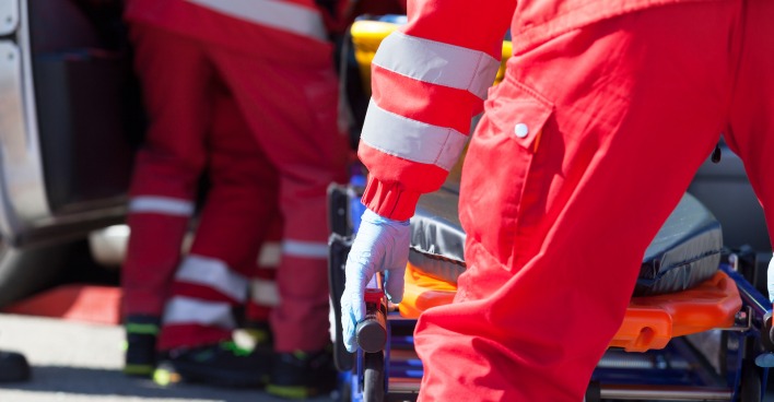 Zwei Sanitäer mit einer Bahre vor einem Rettungswagen | Credit: iStock.com/Mihajlo Maricic