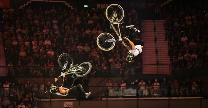 Ruso-Brüder zeigen Bike-Stunts | Credit: FLAPPHOTOGRAPHY