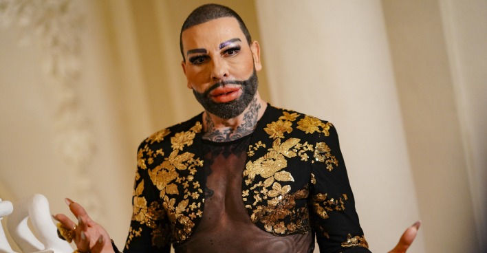 Designer Harald Glööckler in einem funkelndem Outfit.