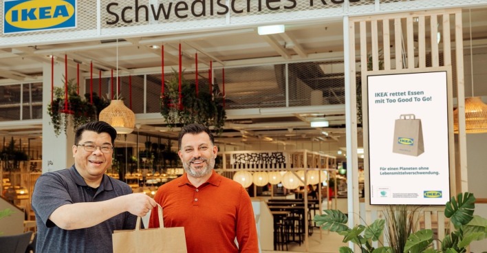 Kunde holt Sackerl ab